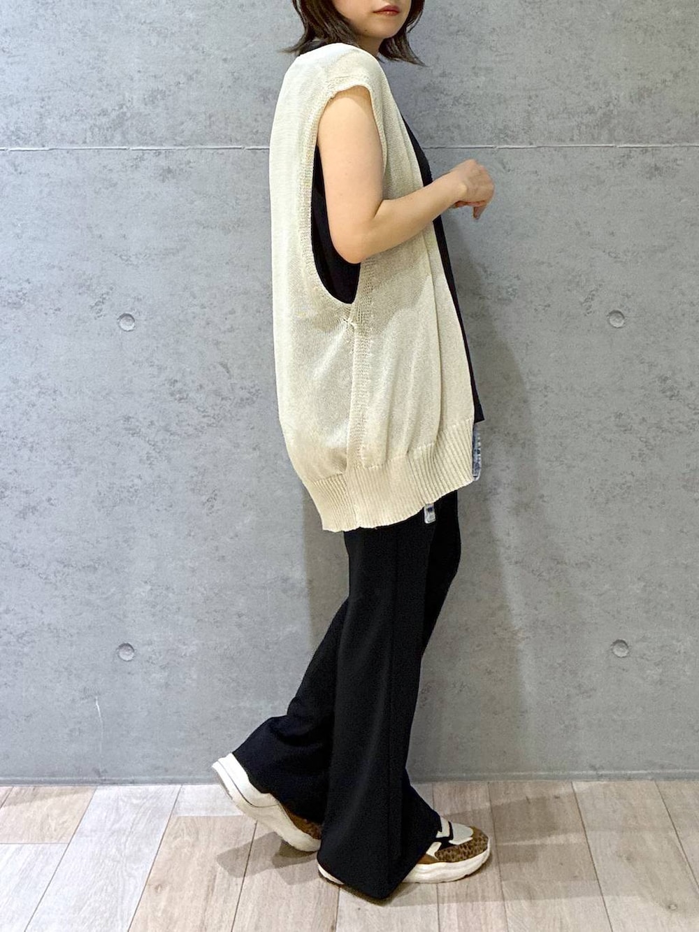 ブラック系のTシャツ/カットソー、ベージュ系のベスト、ブラック系のその他パンツを着用したレディースの夏コーディネートの4枚目の写真