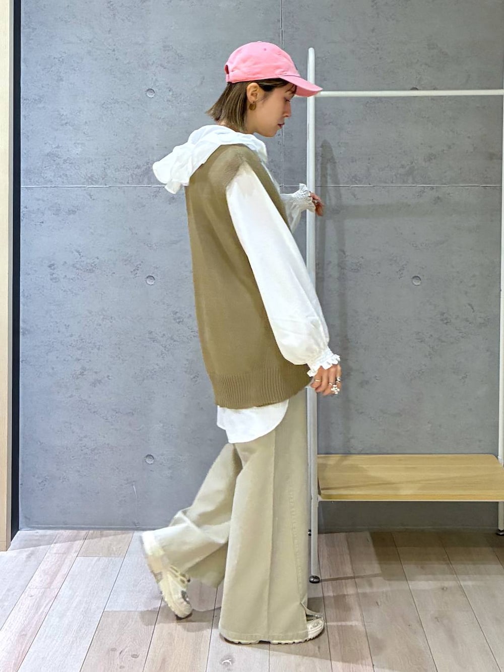 ブラウン系のベスト、ホワイト系のシャツ/ブラウスを着用したレディースの春コーディネートの5枚目の写真