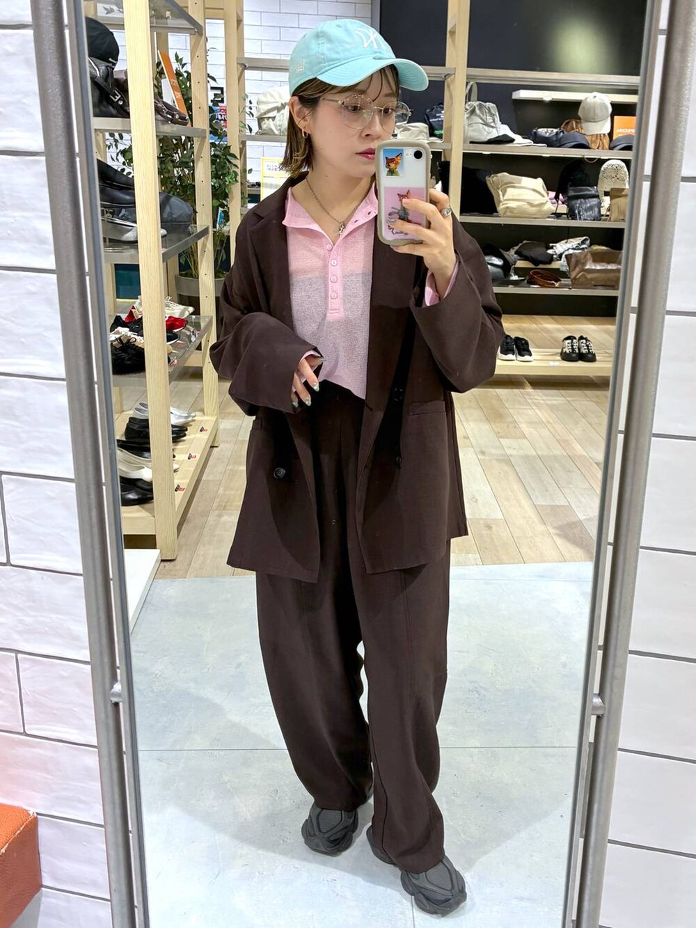 ブラウン系のその他パンツ、ブラウン系のテーラードジャケット、ピンク系のTシャツ/カットソーを着用したレディースの春コーディネートの2枚目の写真