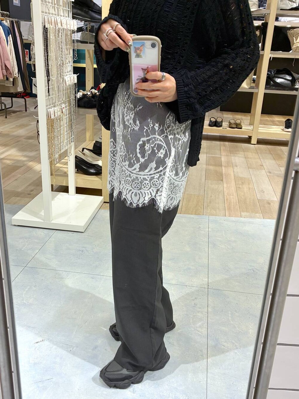 グレー系のその他パンツ、ブラック系のニット/セーターを着用したレディースの春コーディネートの3枚目の写真