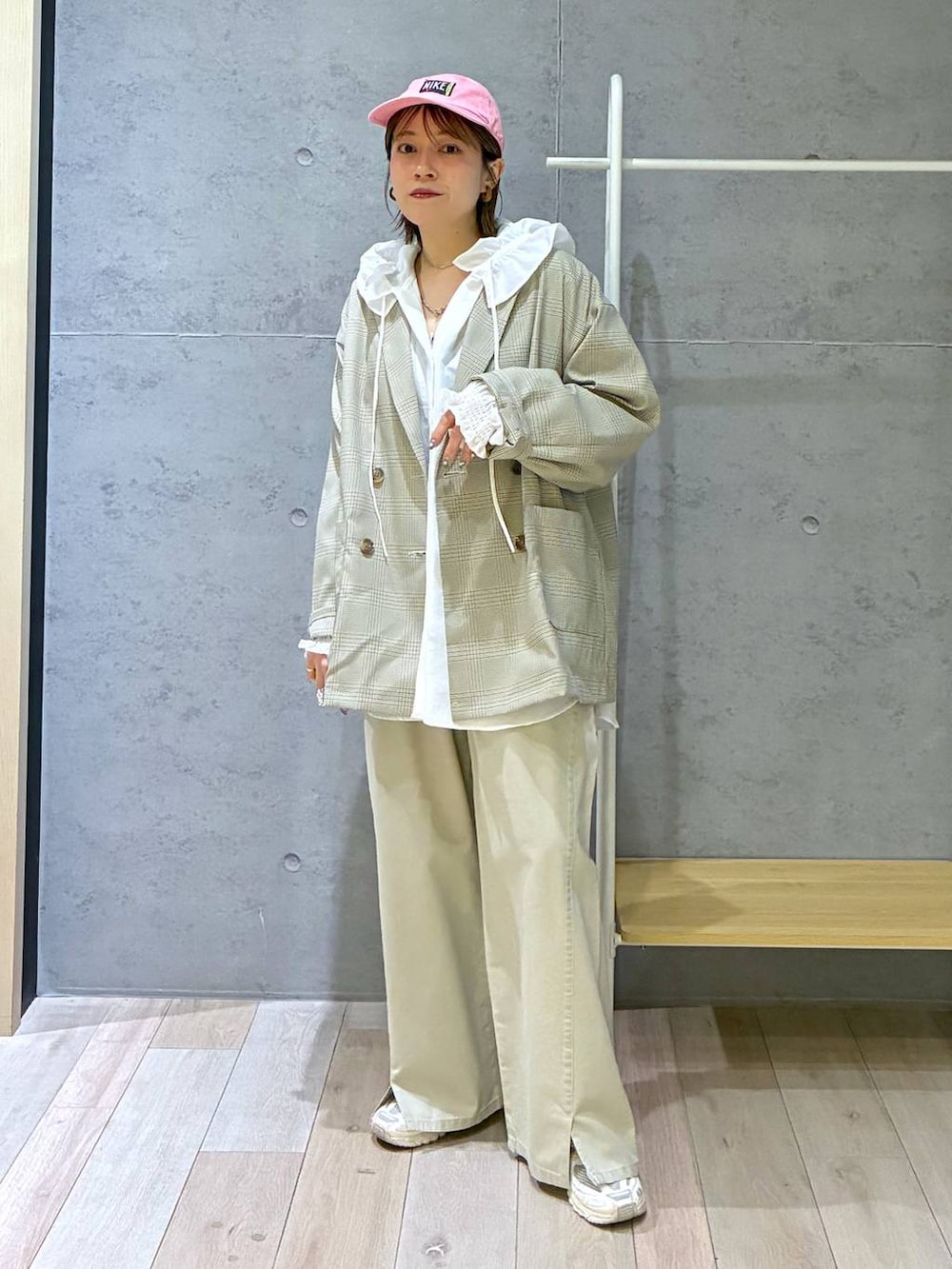 ベージュ系のテーラードジャケット、ホワイト系のシャツ/ブラウスを着用したレディースの春コーディネートの8枚目の写真