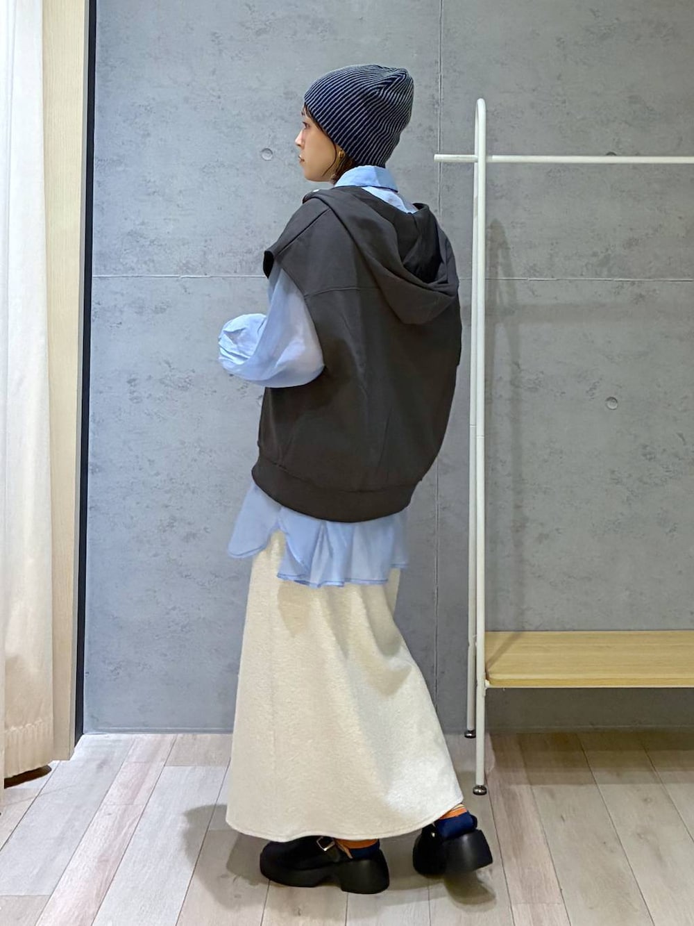 ブルー系のシャツ/ブラウス、ブラック系のサンダル、ベージュ系のスカートを着用したレディースの春コーディネートの3枚目の写真