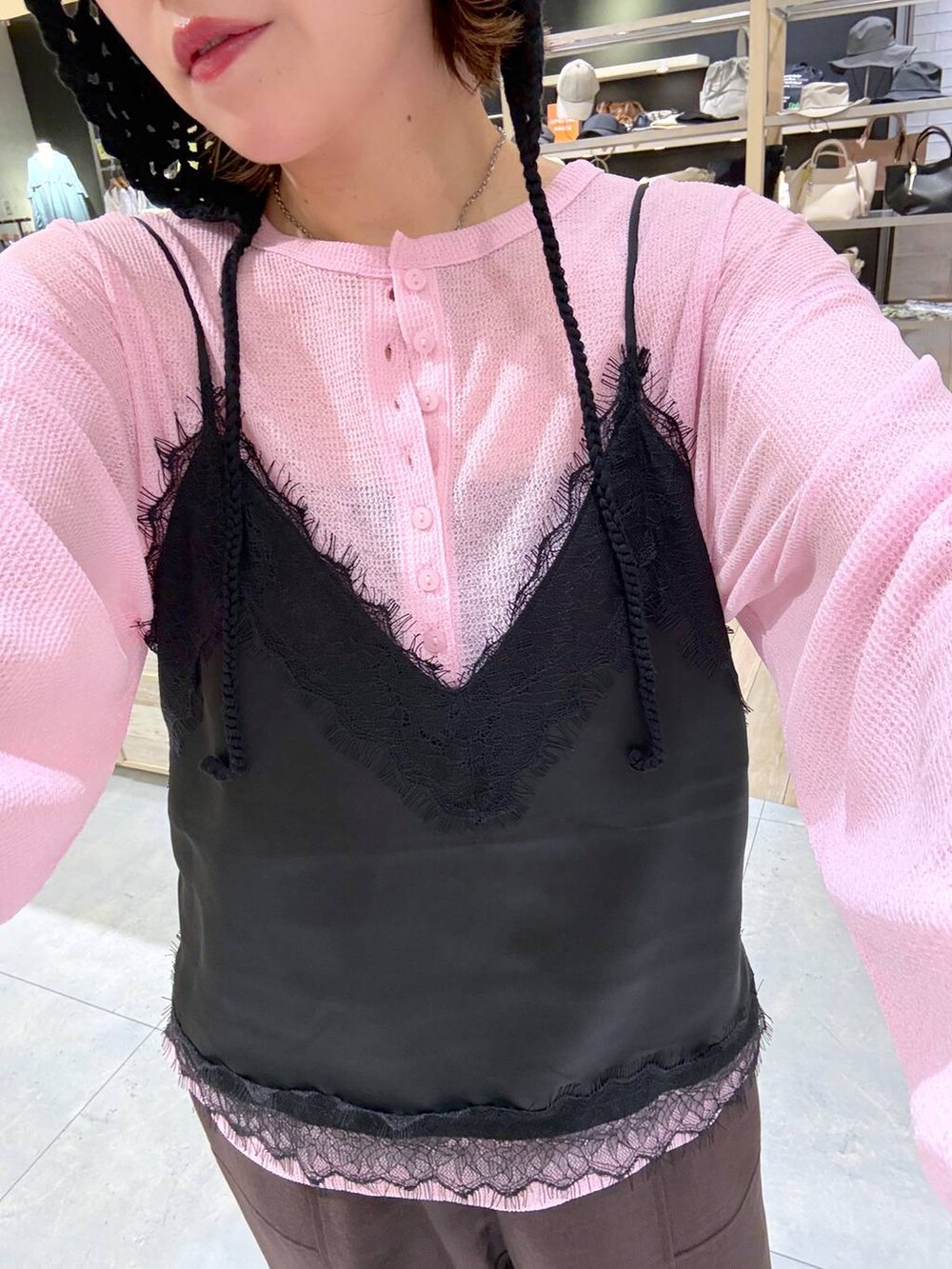 ブラウン系のその他パンツ、ピンク系のTシャツ/カットソー、ブラック系のキャミソールを着用したレディースの春コーディネートの4枚目の写真