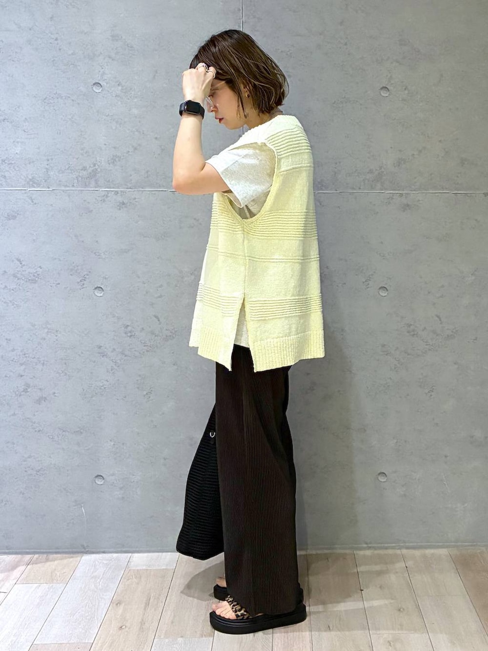 ブラウン系のその他パンツ、その他のサンダル、ブラック系のショルダーバッグを着用したレディースの春コーディネートの2枚目の写真