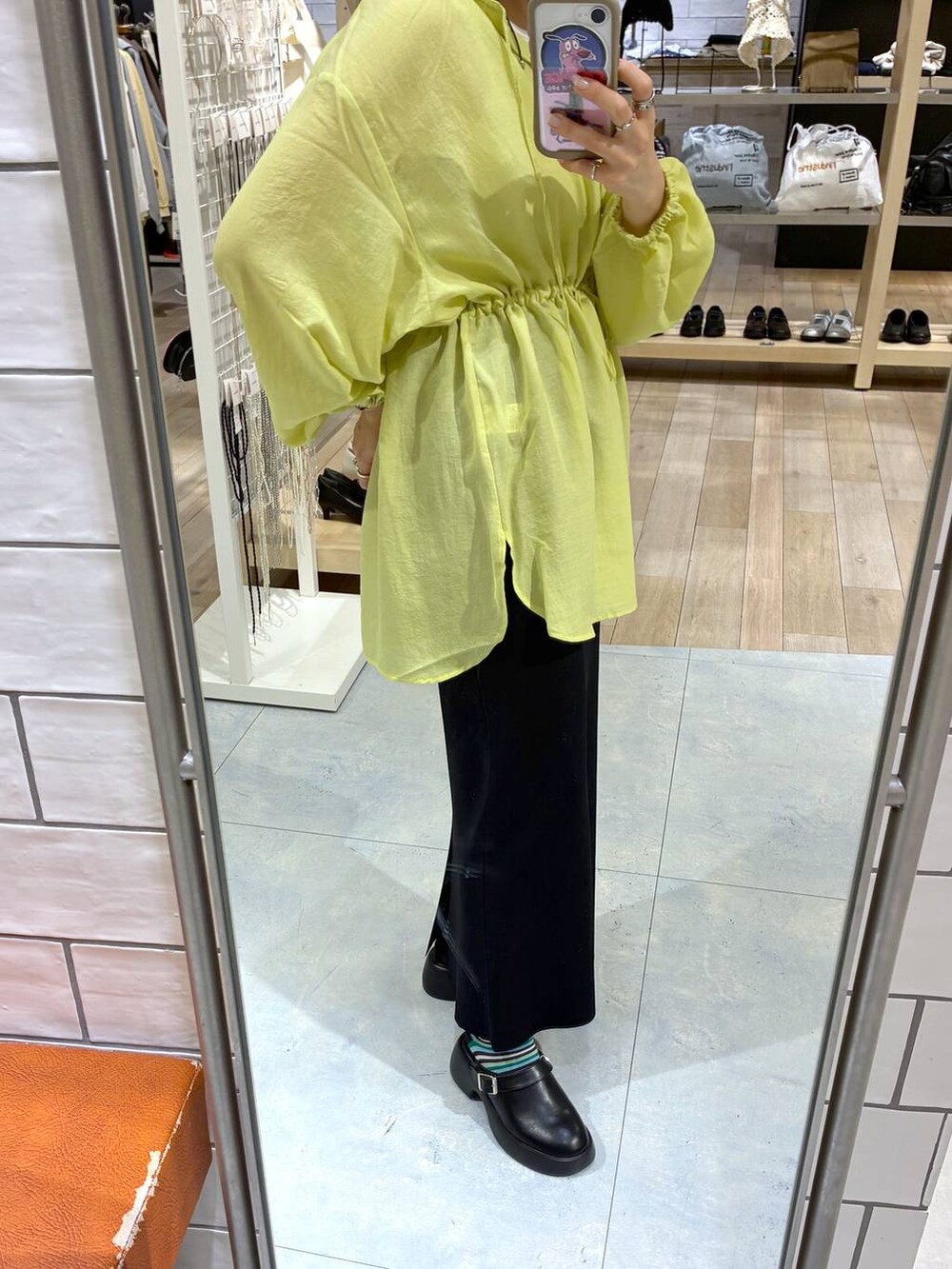 ブラック系のスカート、ブラック系のサンダル、ブラック系のボストンバッグを着用したレディースの春コーディネートの4枚目の写真