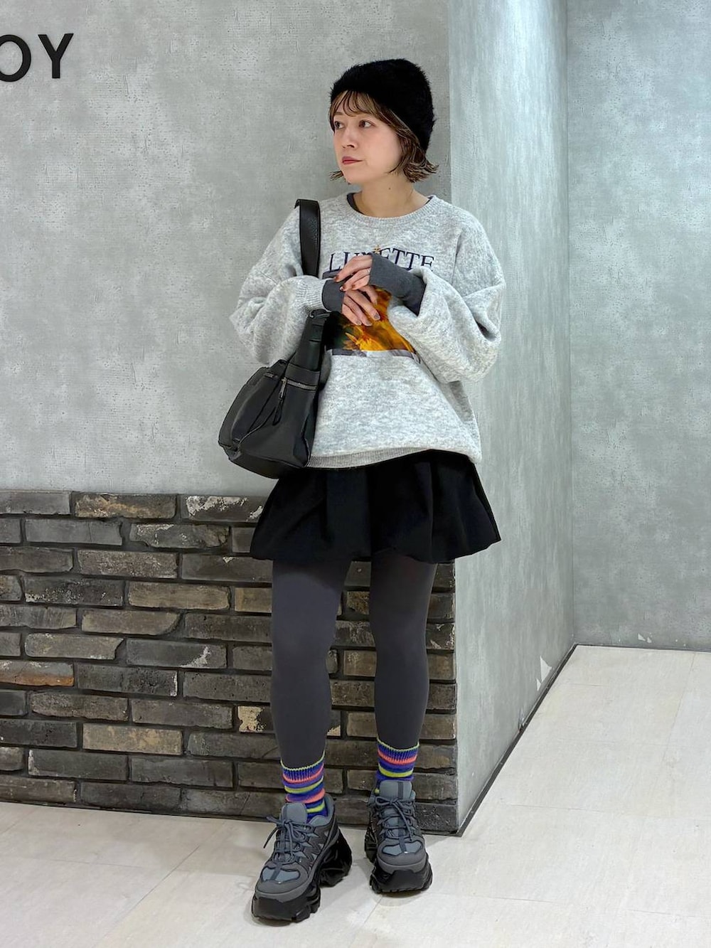 グレー系のスニーカー、ブラック系のボストンバッグ、ブラック系のその他パンツを着用したレディースの冬コーディネートの7枚目の写真