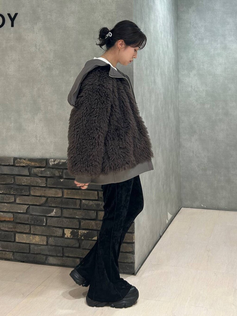 ブラック系のスニーカー、ブラウン系のブルゾン、ブラック系のその他パンツを着用したレディースの秋コーディネートの9枚目の写真