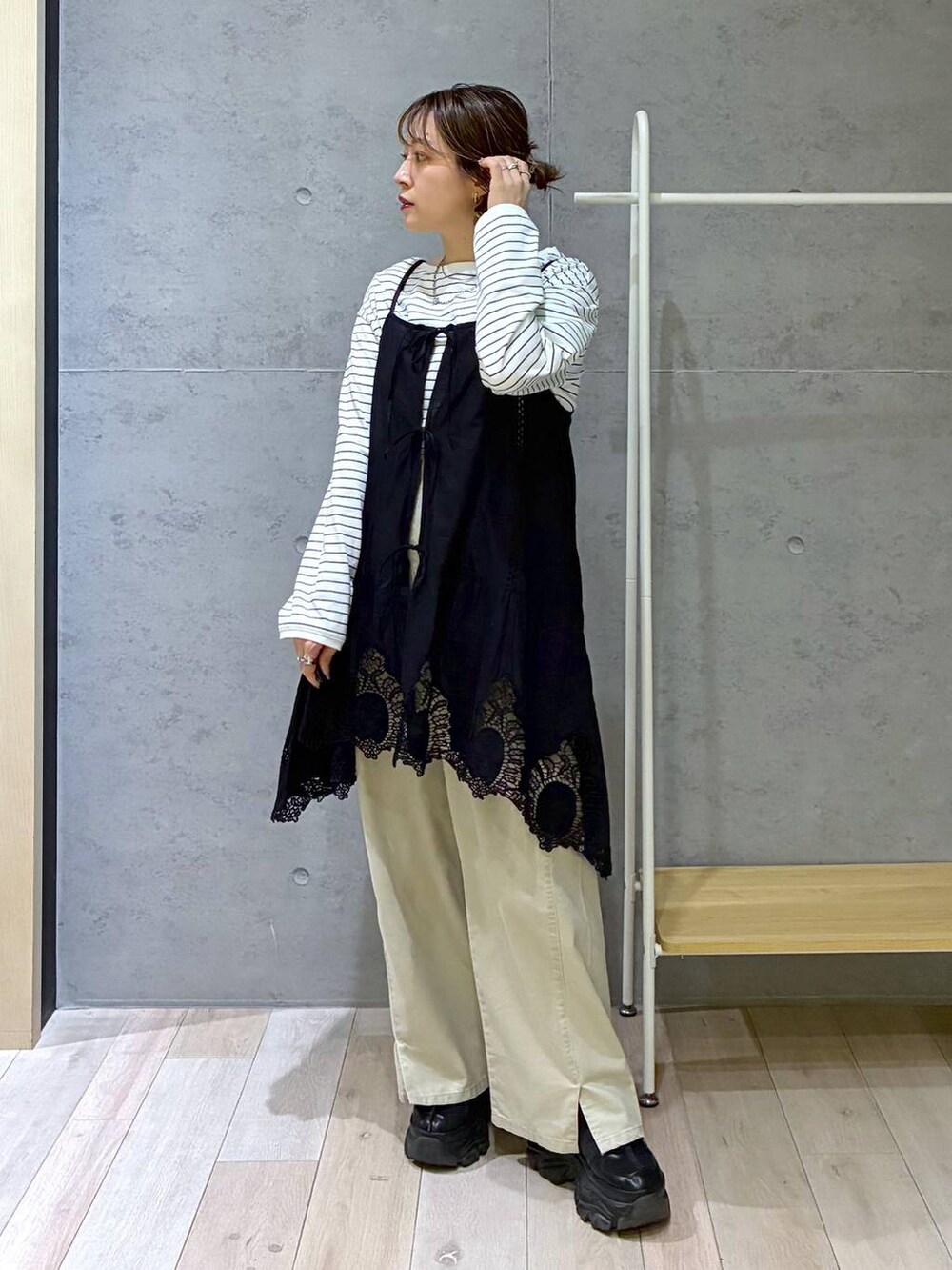 ブラック系のスニーカー、ホワイト系のTシャツ/カットソーを着用したレディースの春コーディネートの4枚目の写真