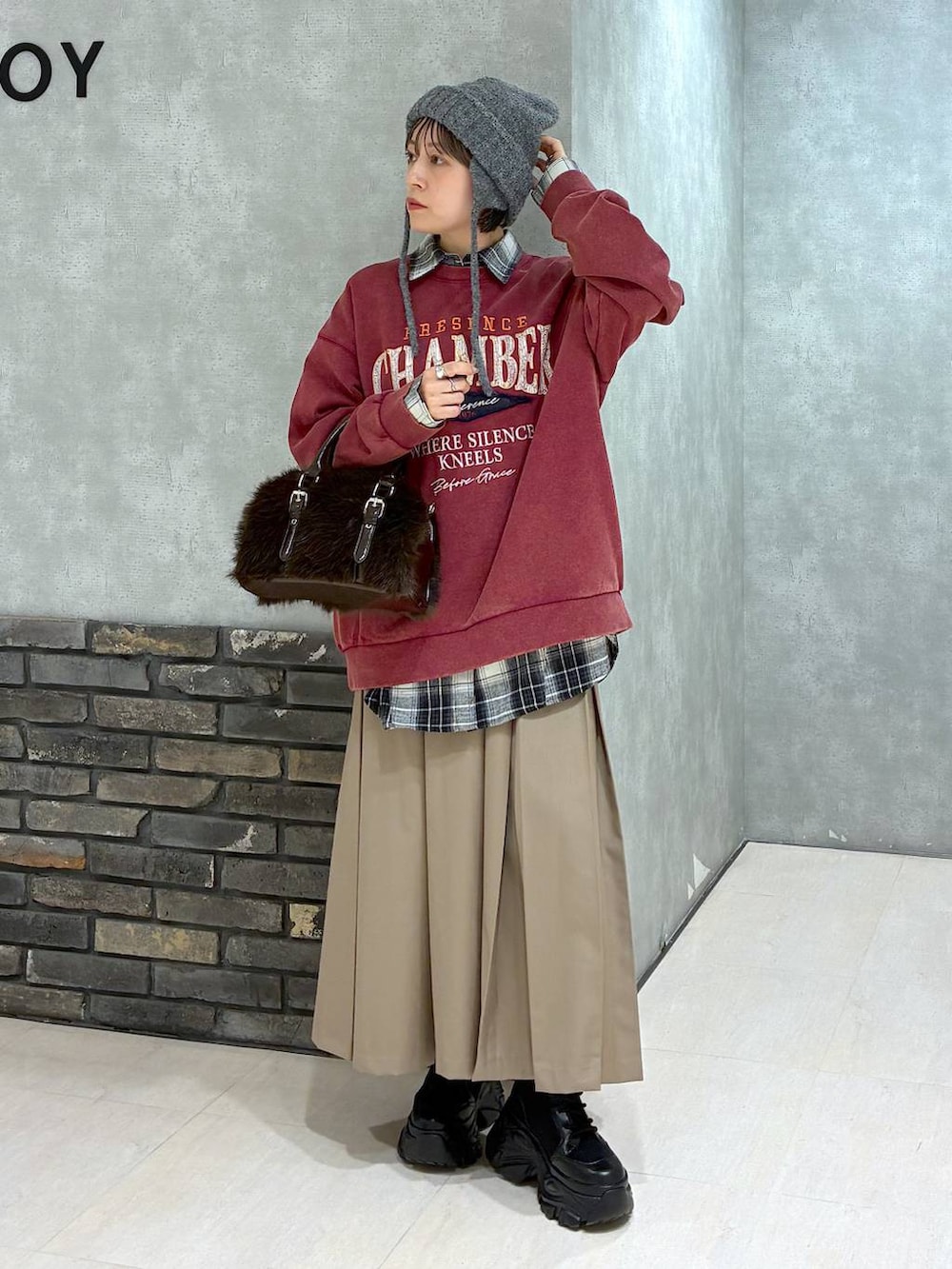 ブラック系のブーツ、レッド系のスウェット、ブルー系のシャツ/ブラウスを着用したレディースの秋コーディネートの8枚目の写真