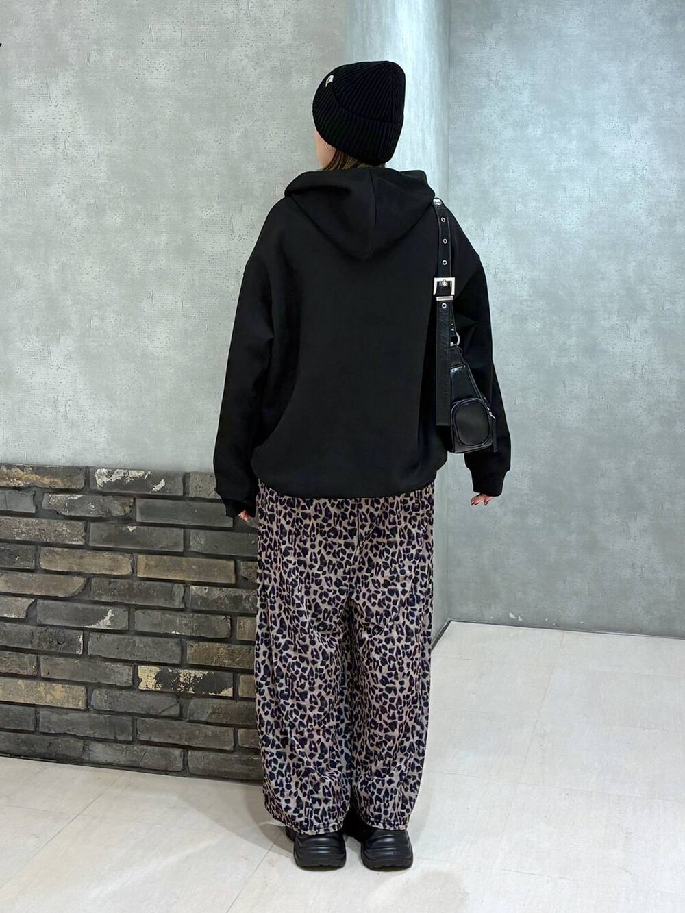 ブラック系のスニーカー、ブラック系のパーカー、ブルー系のTシャツ/カットソーを着用したレディースの秋コーディネートの5枚目の写真