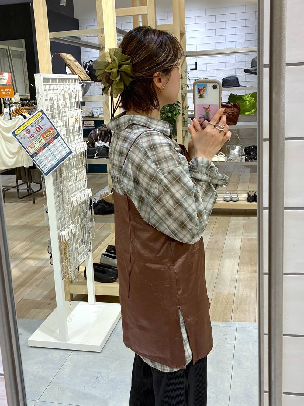ブラック系のその他パンツ、ブラウン系のシャツ/ブラウス、ブラウン系のキャミソールを着用したレディースの春コーディネートの3枚目の写真