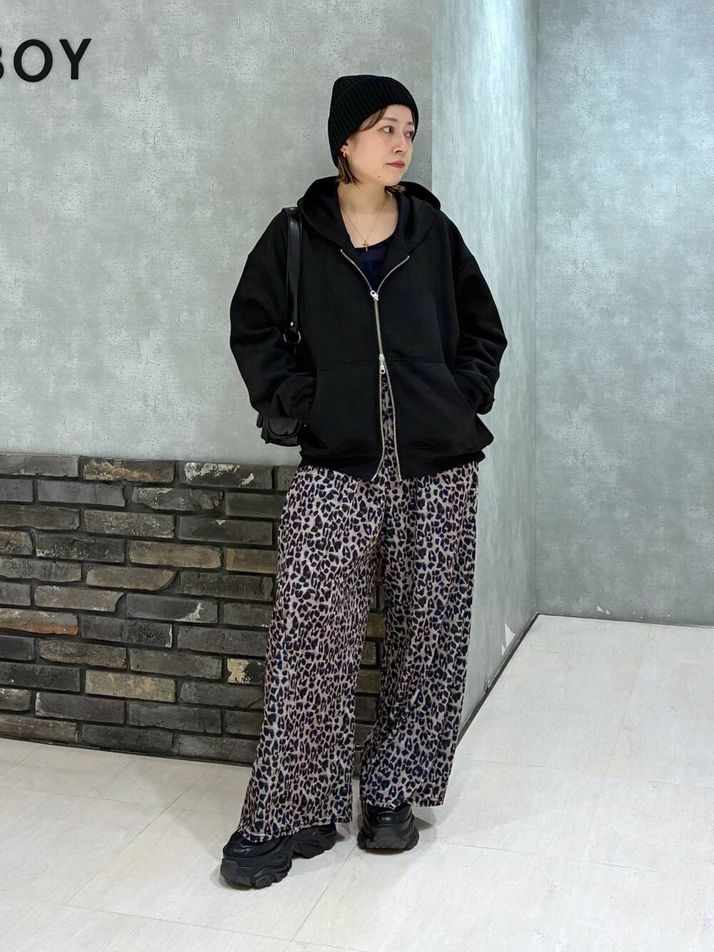 ブラック系のスニーカー、ブラック系のパーカー、ブルー系のTシャツ/カットソーを着用したレディースの秋コーディネートの2枚目の写真