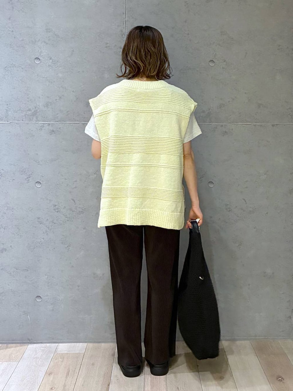 ブラウン系のその他パンツ、その他のサンダル、ブラック系のショルダーバッグを着用したレディースの春コーディネートの4枚目の写真