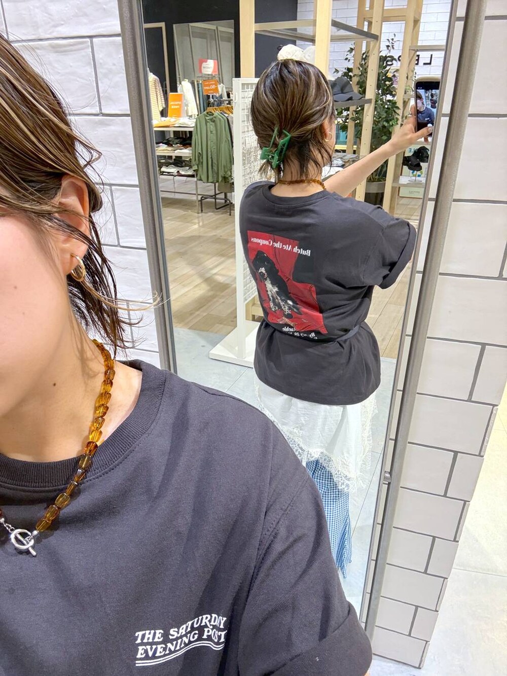 ブルー系のその他パンツ、ホワイト系のキャミソール、イエロー系のネックレスを着用したレディースの夏コーディネートの5枚目の写真