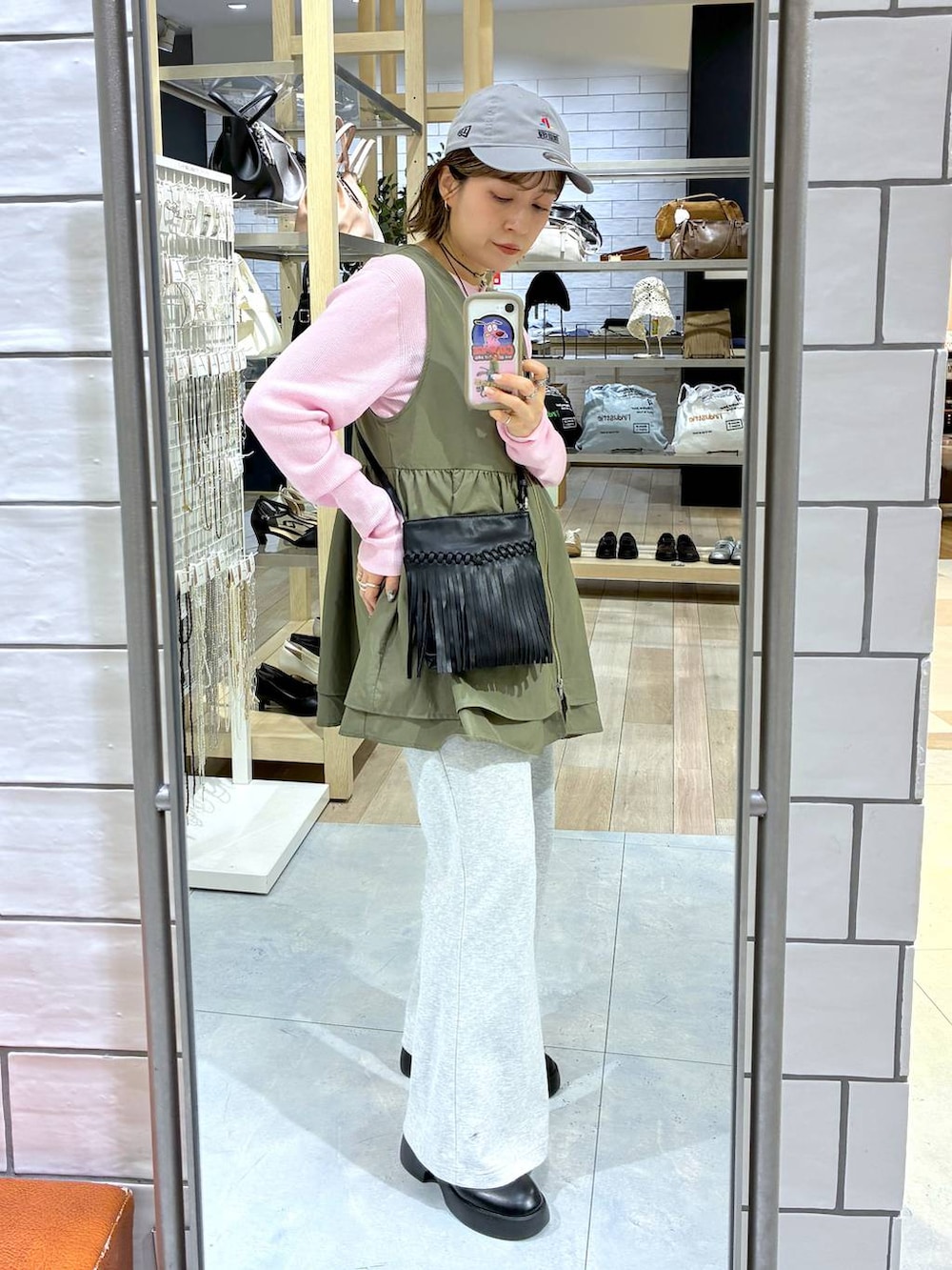 ブラック系のサンダル、ピンク系のニット/セーター、グレー系のスウェットパンツを着用したレディースの春コーディネートの3枚目の写真