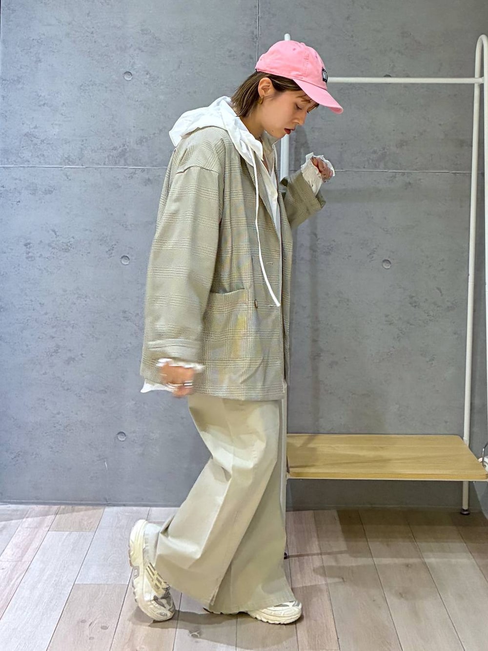 ベージュ系のテーラードジャケット、ホワイト系のシャツ/ブラウスを着用したレディースの春コーディネートの6枚目の写真