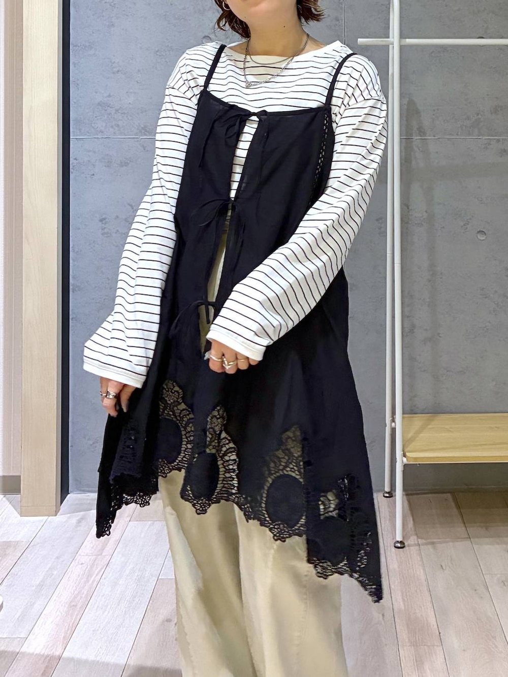 ブラック系のスニーカー、ホワイト系のTシャツ/カットソーを着用したレディースの春コーディネートの5枚目の写真