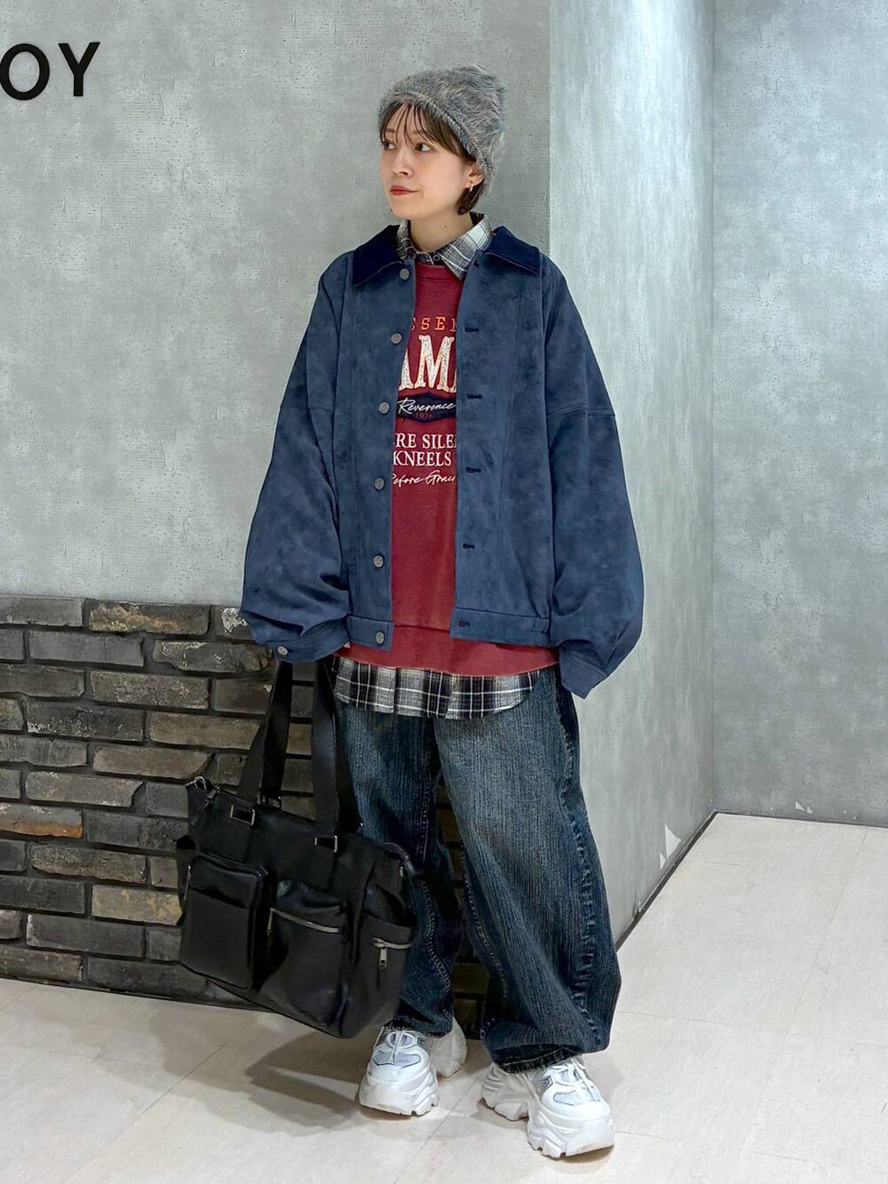 ホワイト系のスニーカー、ブラック系のボストンバッグ、レッド系のスウェットを着用したレディースの冬コーディネートの2枚目の写真