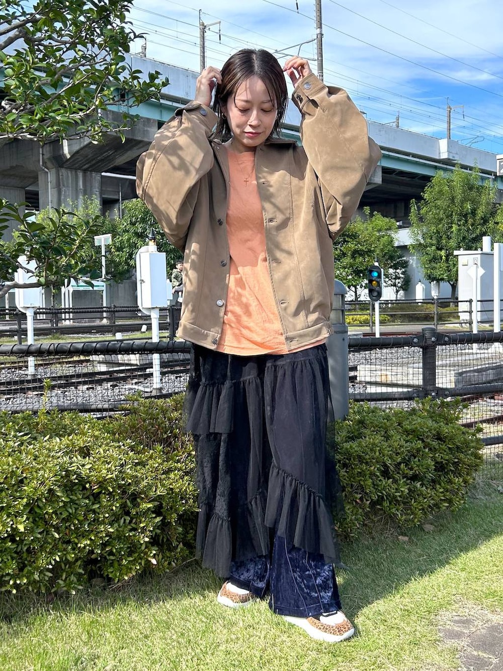 ブルー系のその他パンツ、ブラック系のスカート、ベージュ系のブルゾンを着用したレディースの秋コーディネートの3枚目の写真