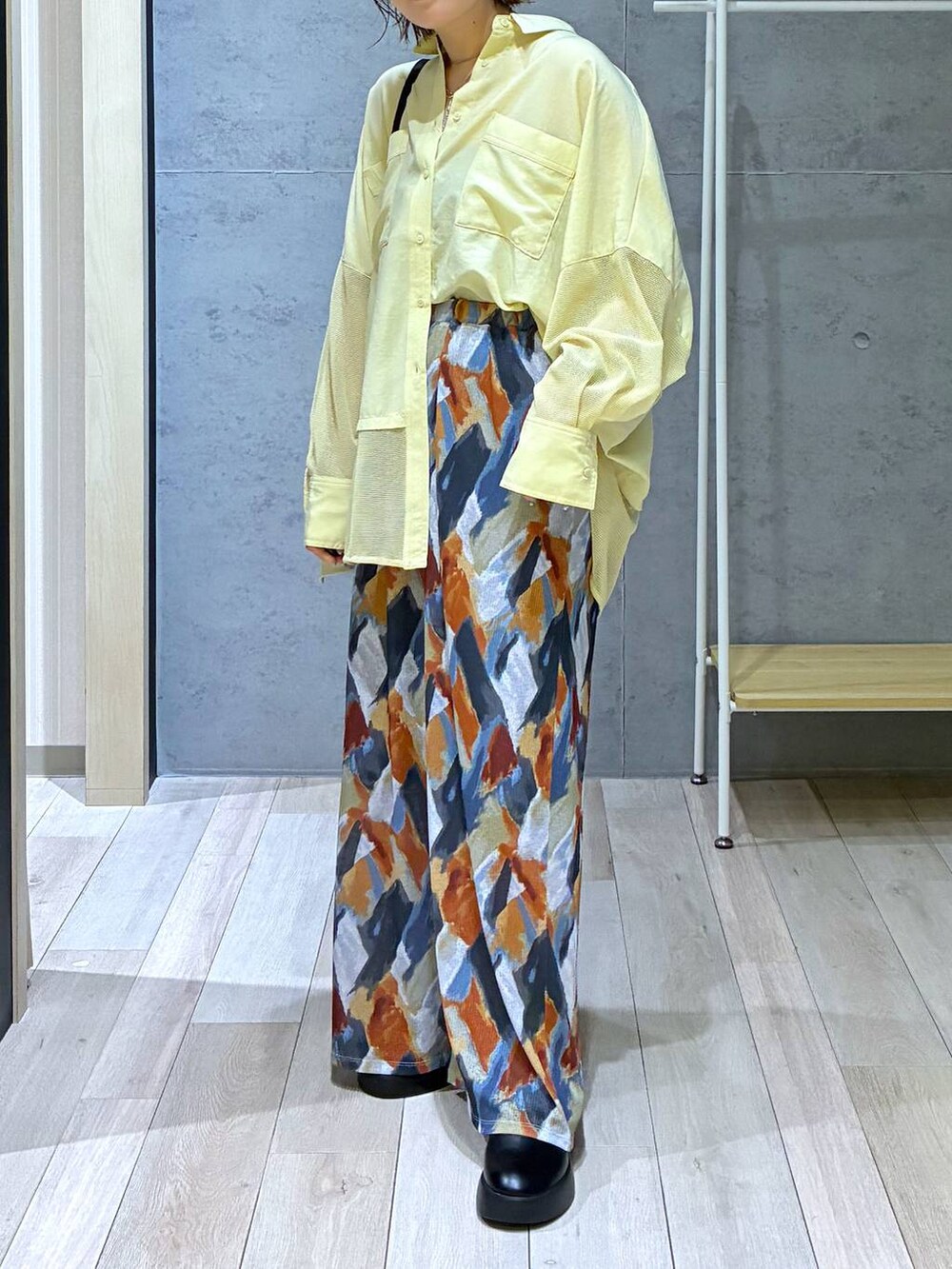 ブルー系のその他パンツ、ブラック系のサンダル、ブラック系のショルダーバッグを着用したレディースの春コーディネートの2枚目の写真