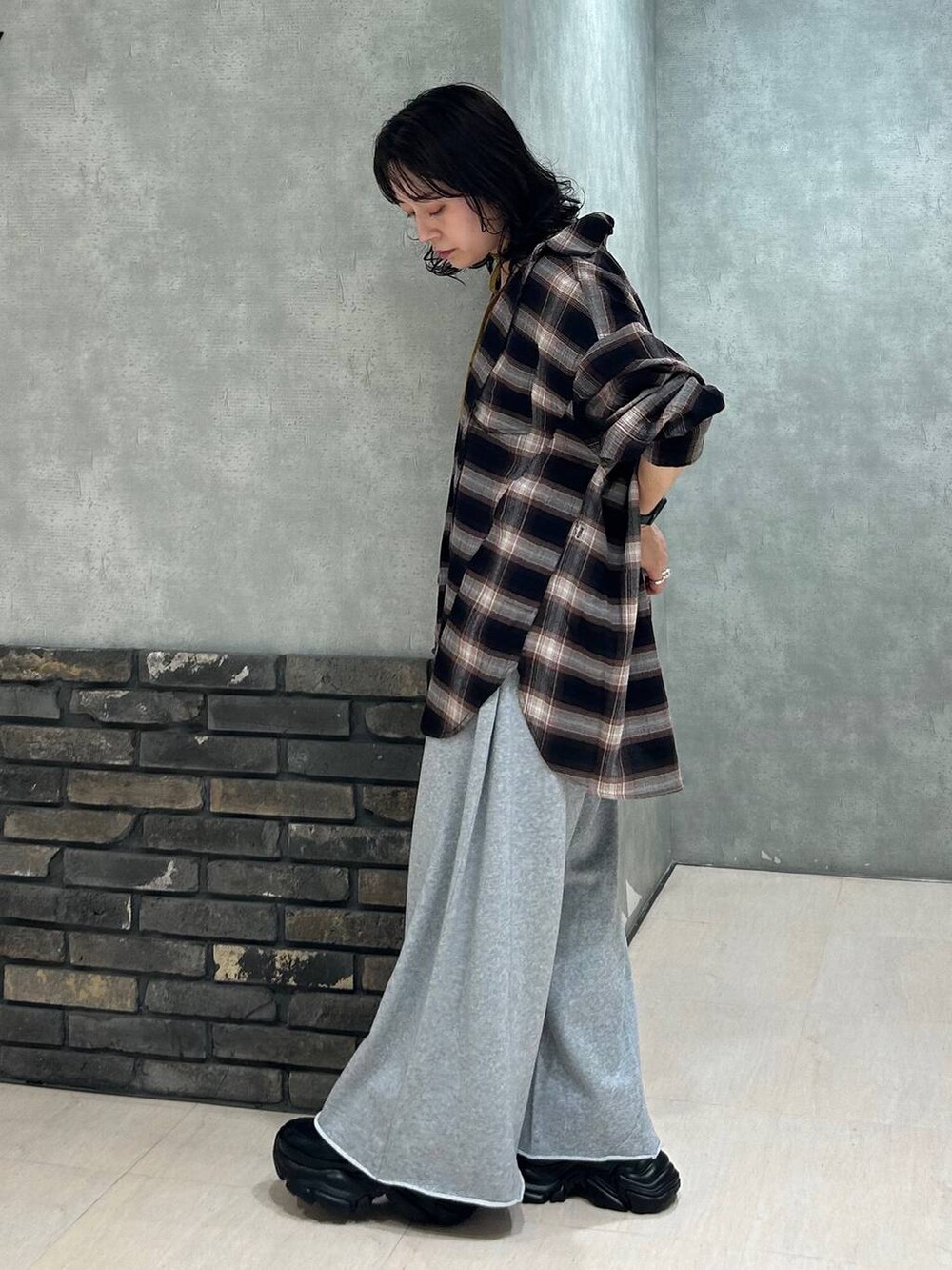 ブラック系のスニーカー、グレー系のスウェットパンツ、ブラウン系のシャツ/ブラウスを着用したレディースの秋コーディネートの4枚目の写真