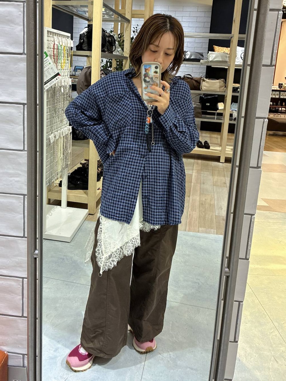 ブラウン系のその他パンツ、ブルー系のシャツ/ブラウス、ホワイト系のキャミソールを着用したレディースの夏コーディネートの3枚目の写真