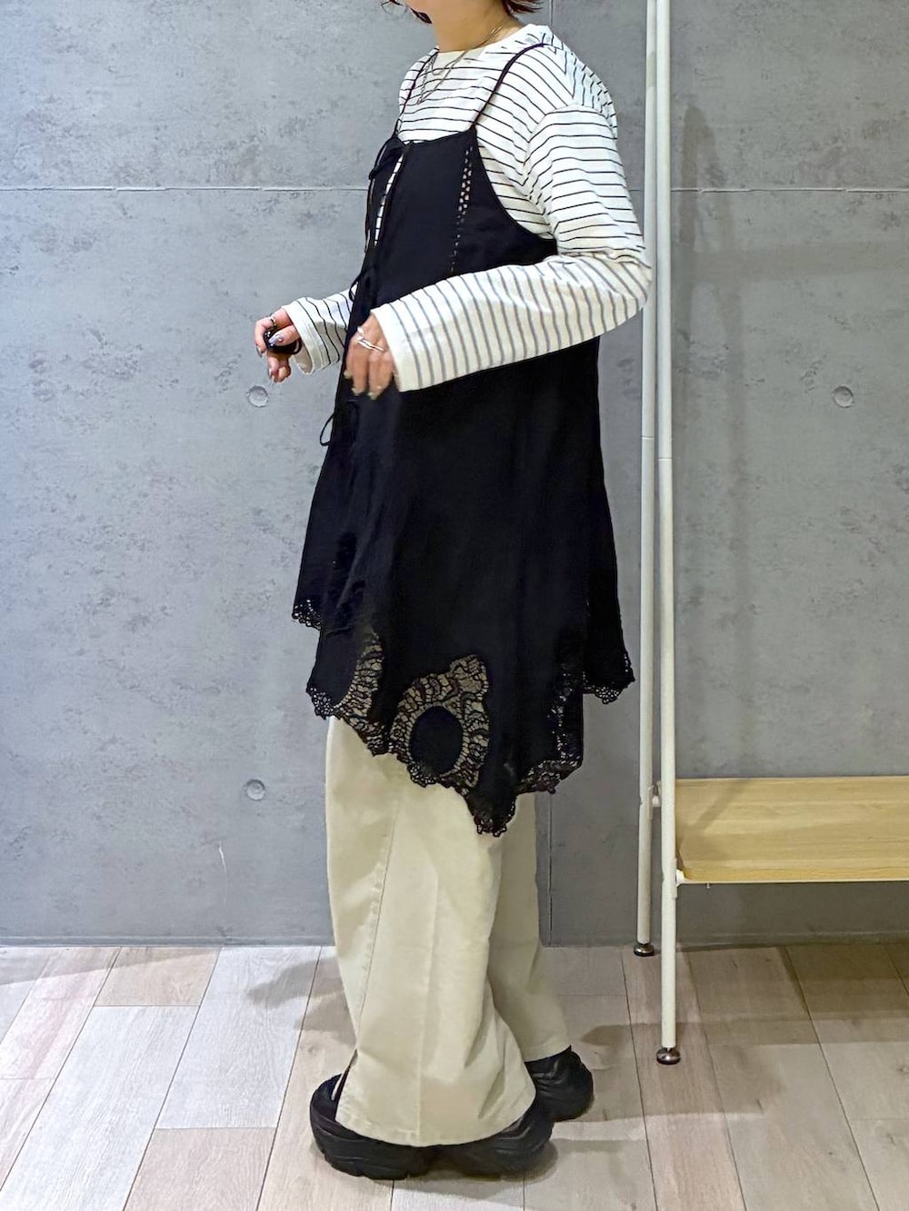 ブラック系のスニーカー、ホワイト系のTシャツ/カットソーを着用したレディースの春コーディネートの2枚目の写真