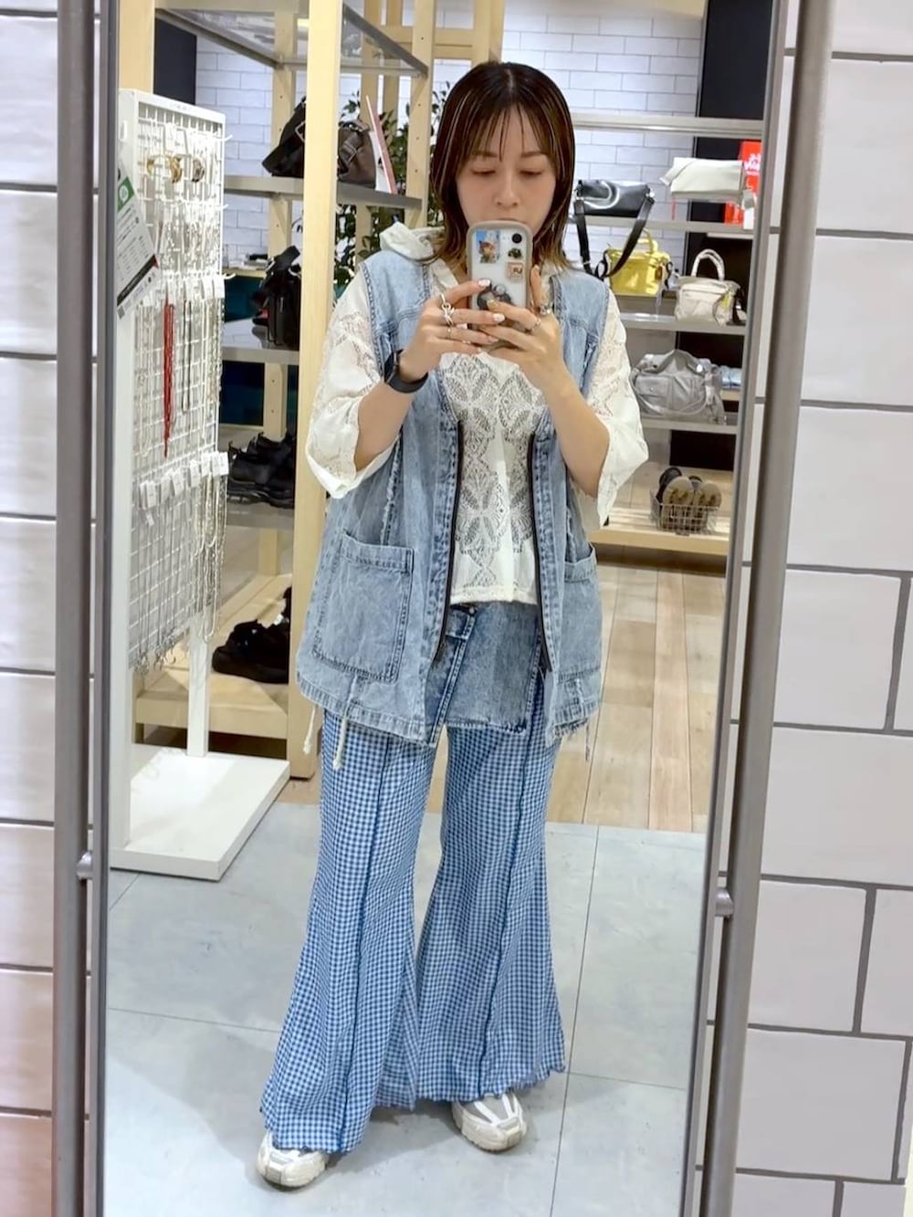 ホワイト系のシャツ/ブラウス、ブルー系のベスト、ブルー系のその他パンツを着用したレディースの夏コーディネートの4枚目の写真