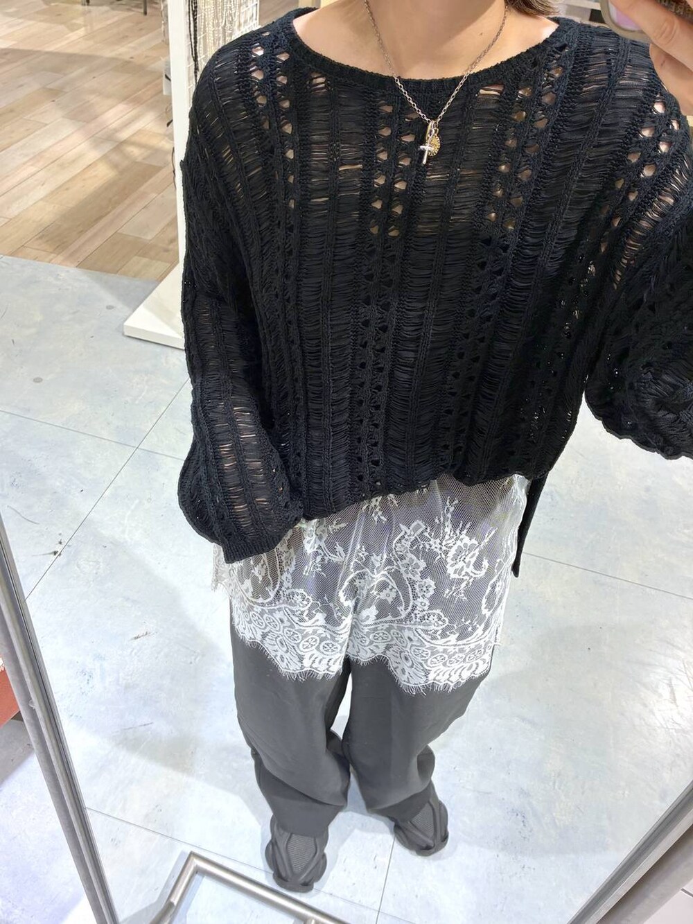 グレー系のその他パンツ、ブラック系のニット/セーターを着用したレディースの春コーディネートの2枚目の写真