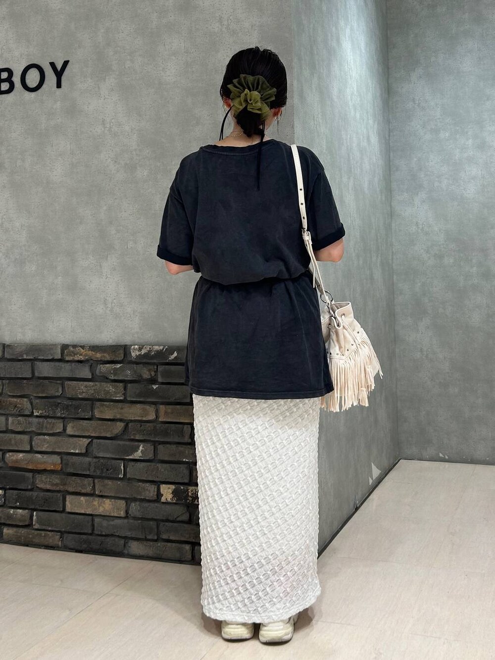 ホワイト系のスカート、ブラック系のTシャツ/カットソー、ホワイト系のショルダーバッグを着用したレディースの夏コーディネートの4枚目の写真