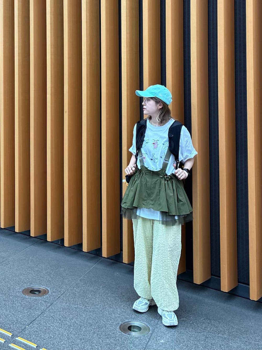 ホワイト系のTシャツ/カットソー、グリーン系のベスト、イエロー系のその他パンツを着用したレディースの夏コーディネートの2枚目の写真