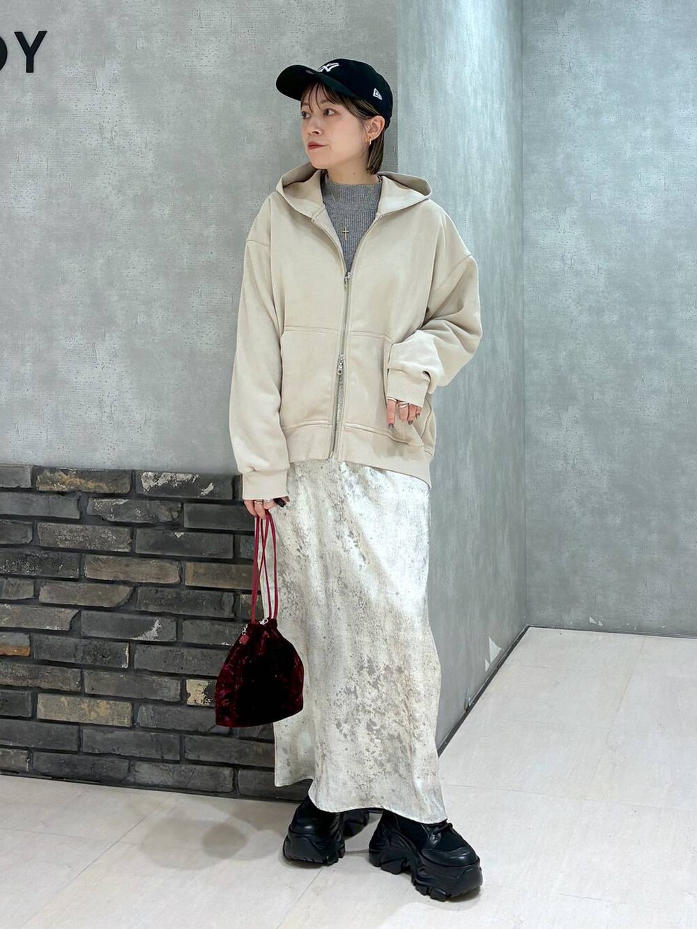 ブラック系のスニーカー、ベージュ系のパーカー、グレー系のニット/セーターを着用したレディースの冬コーディネートの7枚目の写真