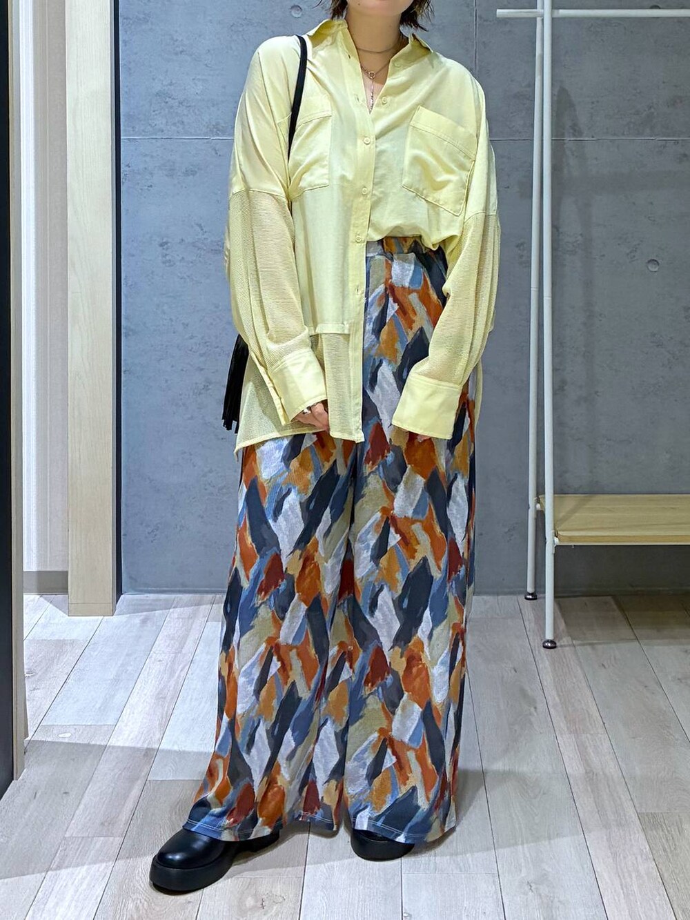 ブルー系のその他パンツ、ブラック系のサンダル、ブラック系のショルダーバッグを着用したレディースの春コーディネートの7枚目の写真