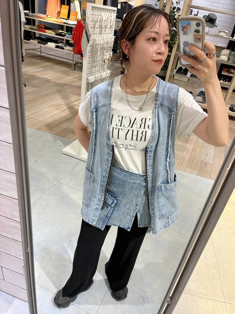 ブラック系のその他パンツ、ホワイト系のTシャツ/カットソー、ブルー系のベストを着用したレディースの夏コーディネートの4枚目の写真