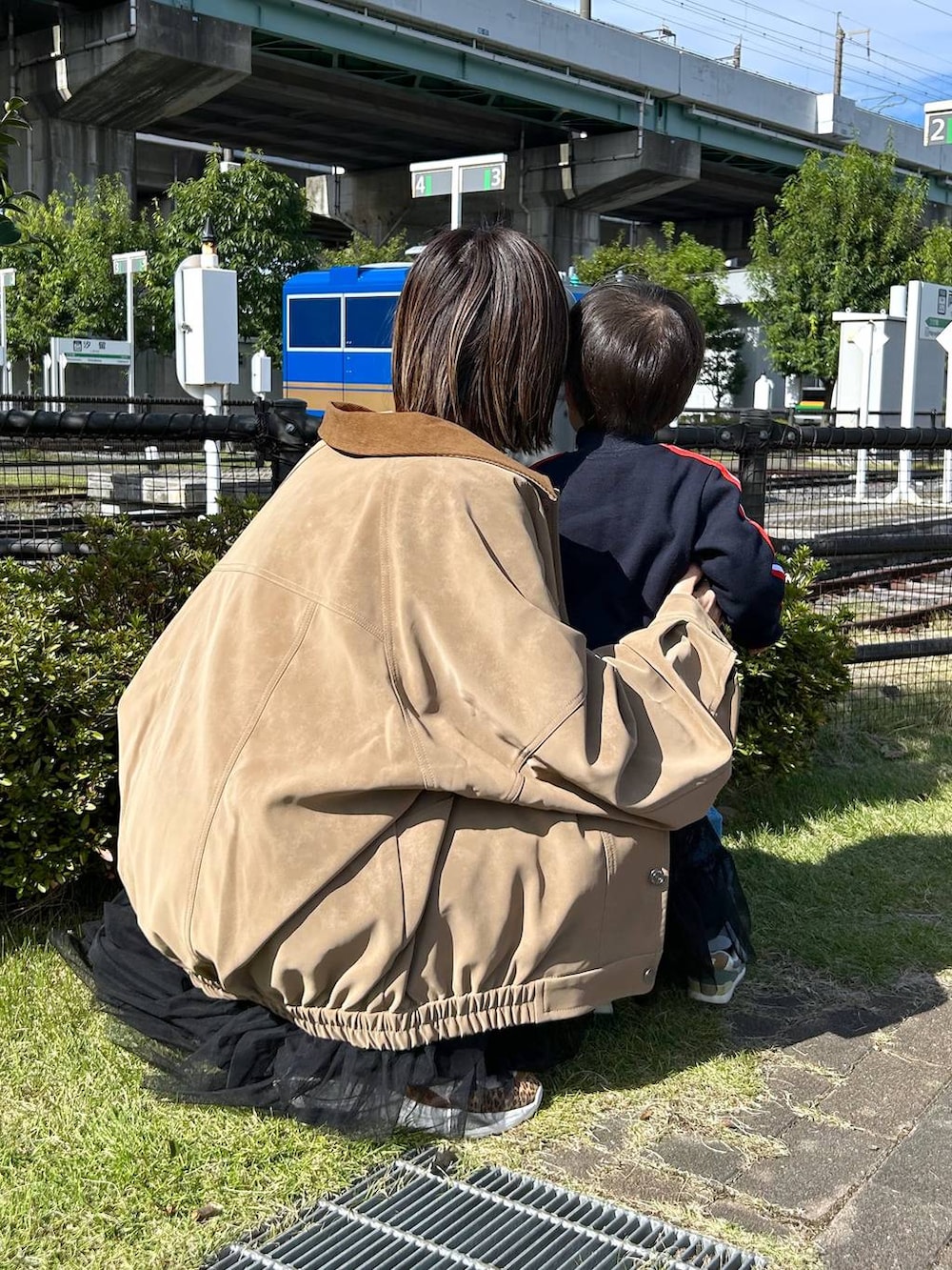 ブルー系のその他パンツ、ブラック系のスカート、ベージュ系のブルゾンを着用したレディースの秋コーディネートの5枚目の写真