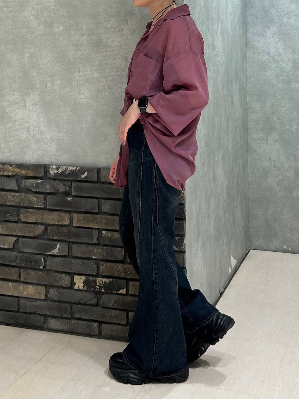 ブラック系のスニーカー、レッド系のシャツ/ブラウス、ブルー系のデニムパンツを着用したレディースの夏コーディネートの7枚目の写真