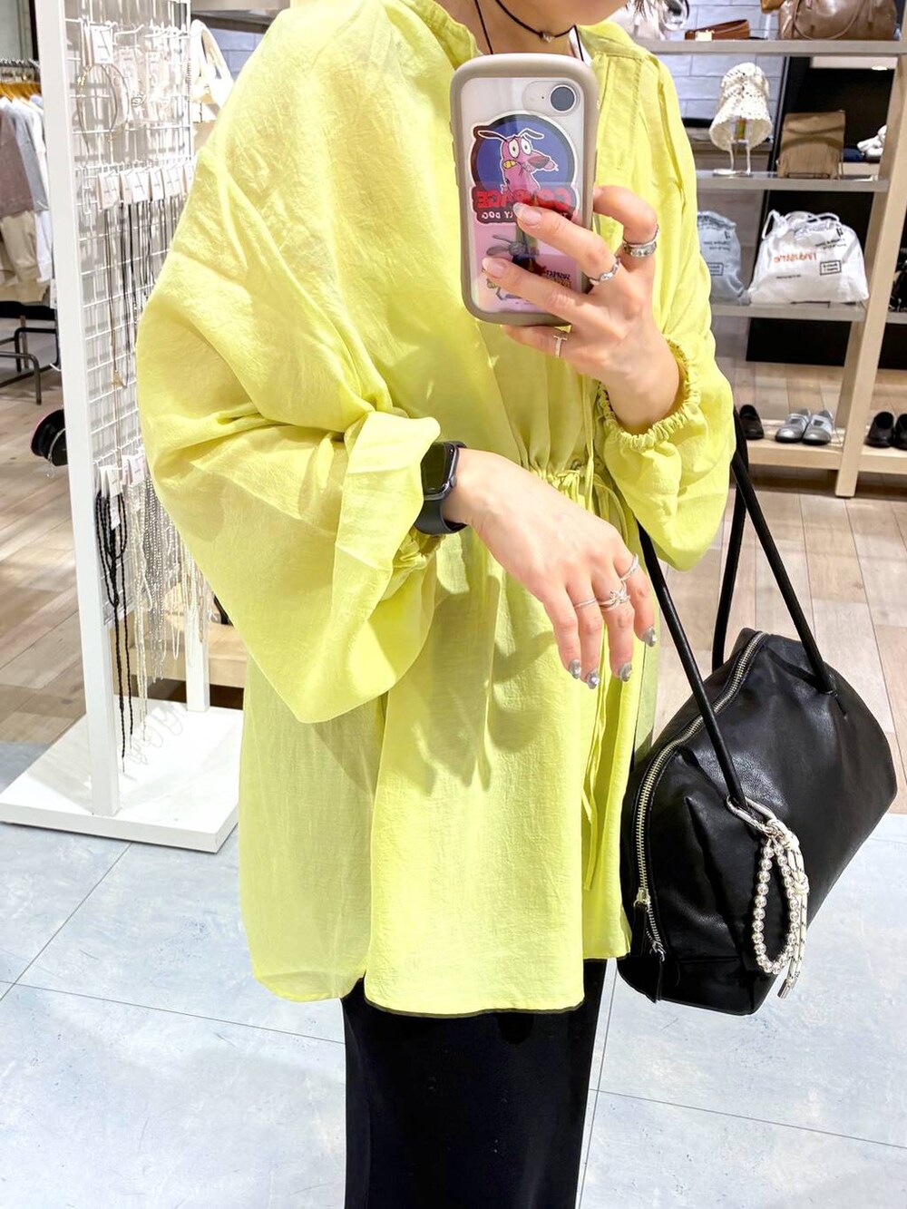 ブラック系のスカート、ブラック系のサンダル、ブラック系のボストンバッグを着用したレディースの春コーディネートの6枚目の写真