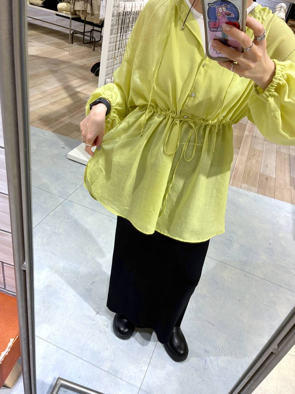 ブラック系のスカート、ブラック系のサンダル、ブラック系のボストンバッグを着用したレディースの春コーディネートの5枚目の写真