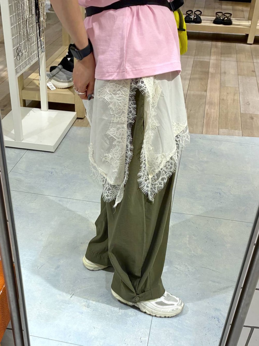 グリーン系のその他パンツ、ホワイト系のキャミソールを着用したレディースの春コーディネートの4枚目の写真