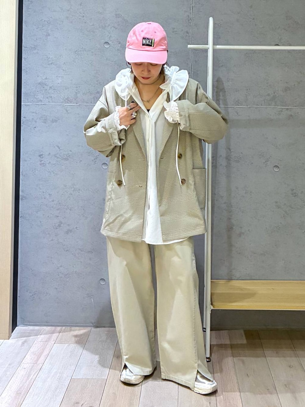 ベージュ系のテーラードジャケット、ホワイト系のシャツ/ブラウスを着用したレディースの春コーディネートの3枚目の写真