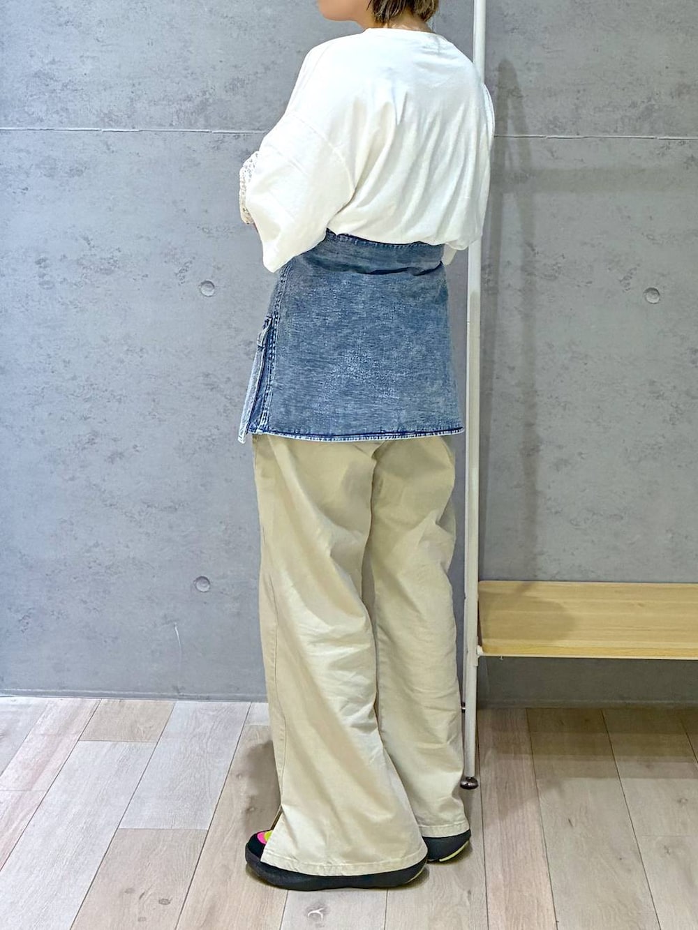 ホワイト系のTシャツ/カットソー、ブルー系のベルトを着用したレディースの春コーディネートの2枚目の写真