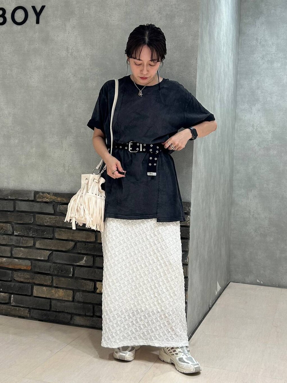 ホワイト系のスカート、ブラック系のTシャツ/カットソー、ホワイト系のショルダーバッグを着用したレディースの夏コーディネートの5枚目の写真