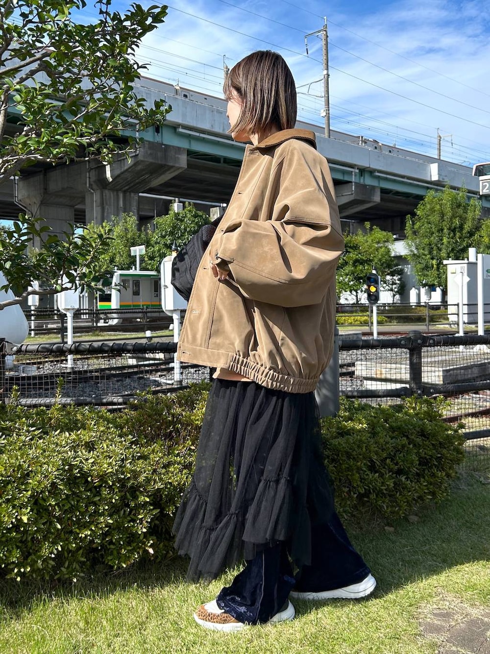 ブルー系のその他パンツ、ブラック系のスカート、ベージュ系のブルゾンを着用したレディースの秋コーディネートの4枚目の写真