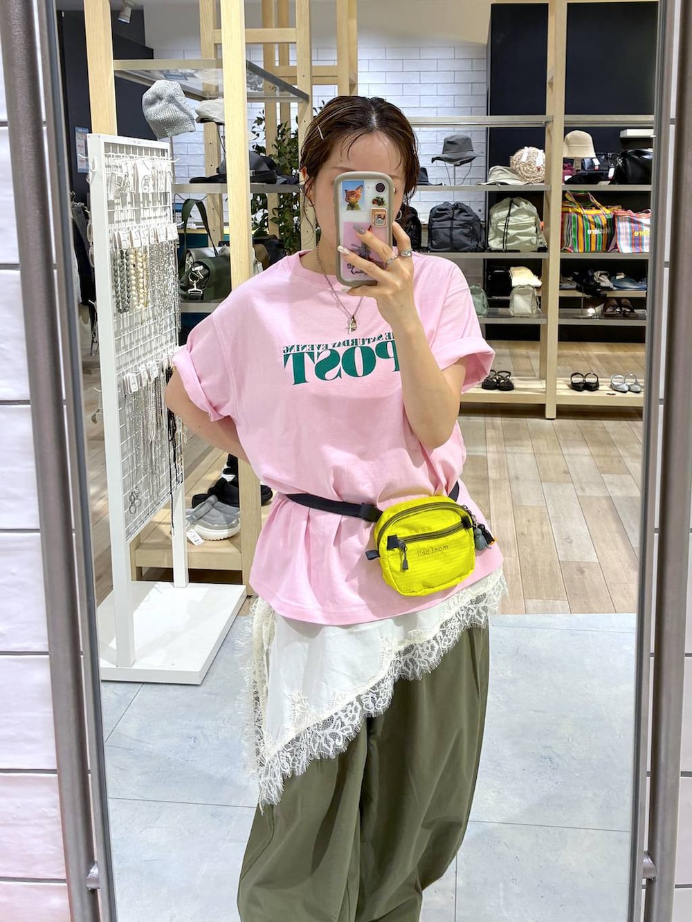 グリーン系のその他パンツ、ホワイト系のキャミソールを着用したレディースの春コーディネートの3枚目の写真