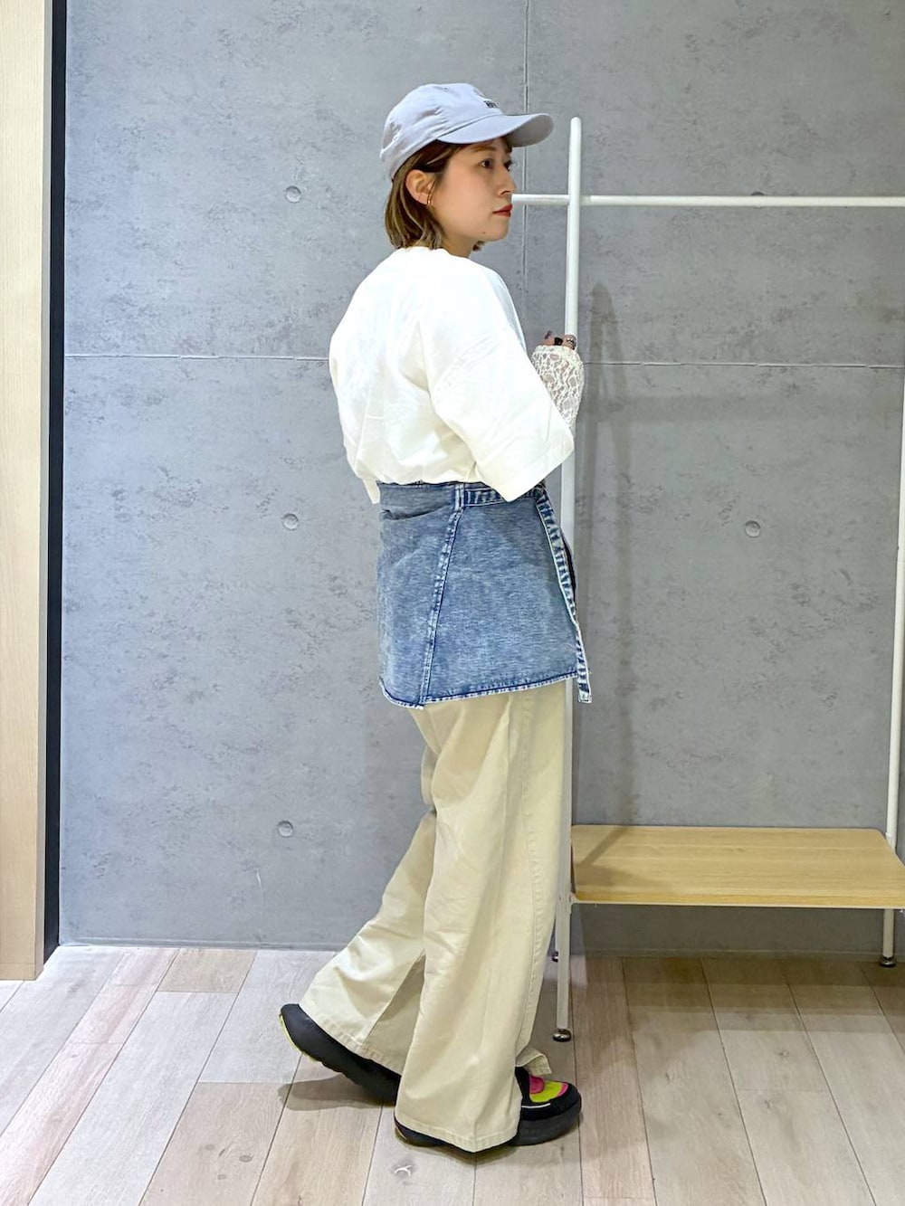 ホワイト系のTシャツ/カットソー、ブルー系のベルトを着用したレディースの春コーディネートの4枚目の写真