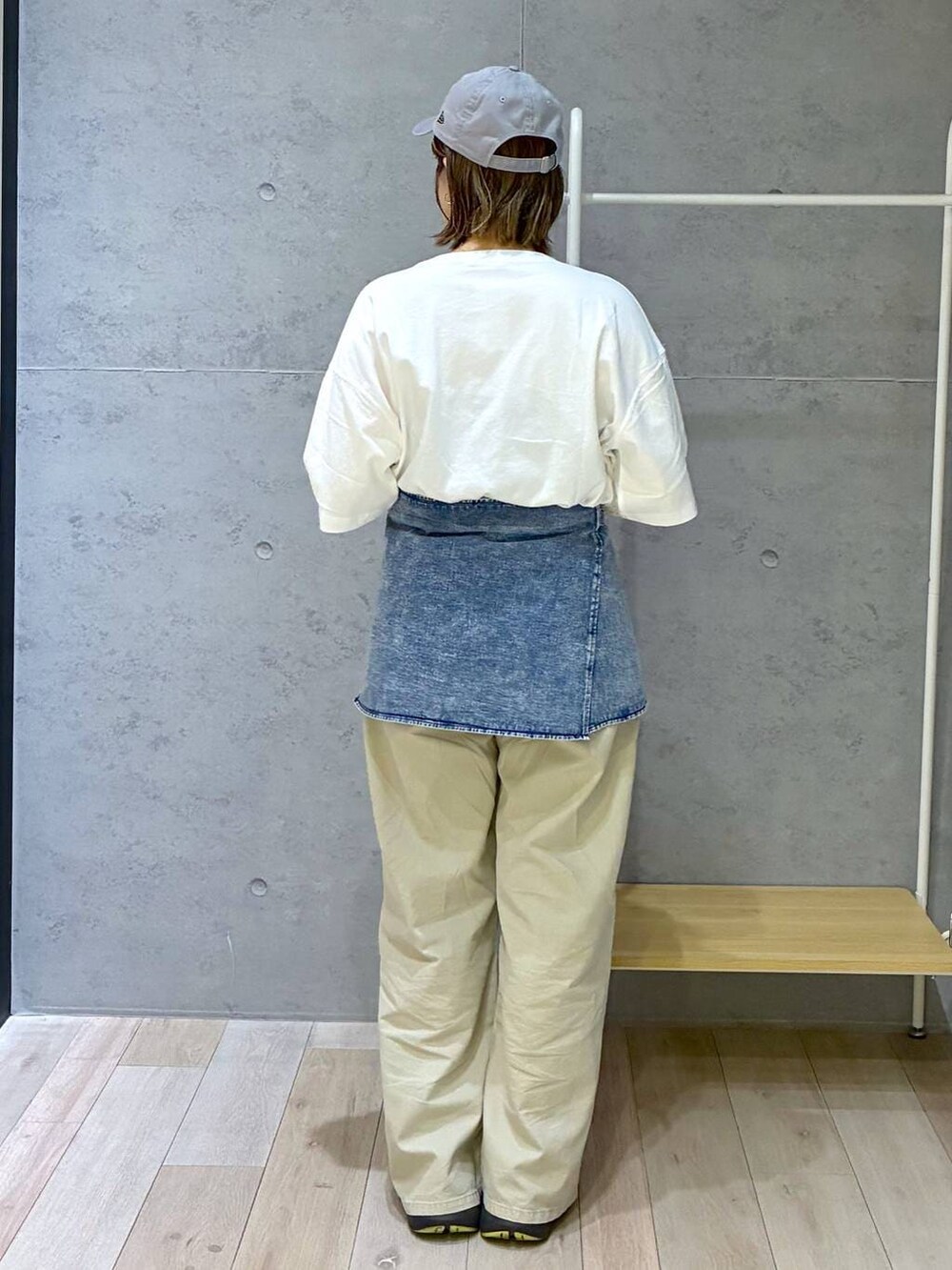 ホワイト系のTシャツ/カットソー、ブルー系のベルトを着用したレディースの春コーディネートの3枚目の写真