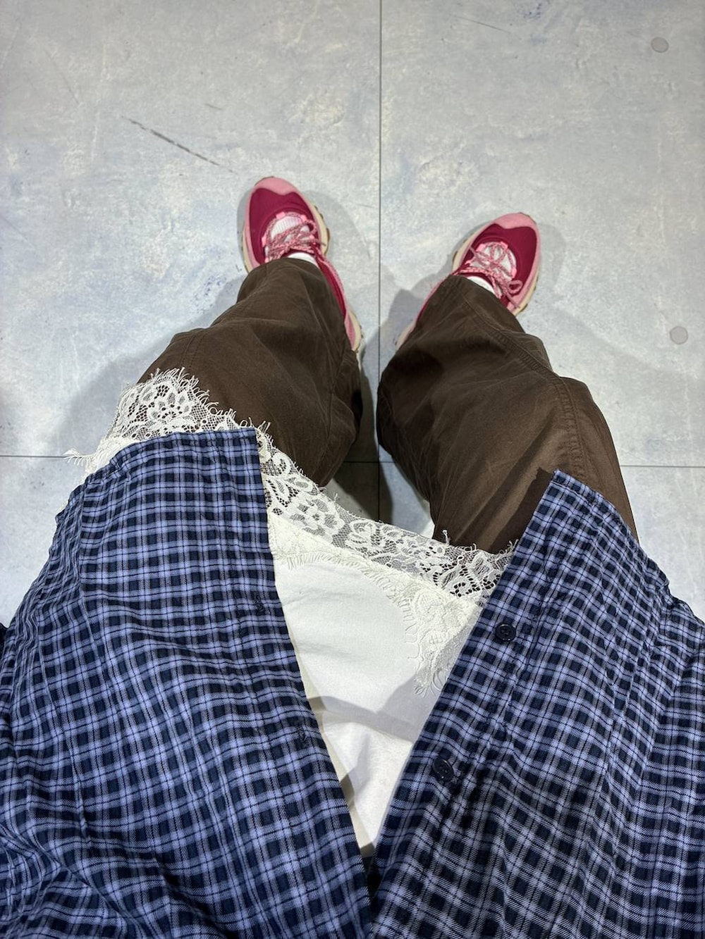 ブラウン系のその他パンツ、ブルー系のシャツ/ブラウス、ホワイト系のキャミソールを着用したレディースの夏コーディネートの2枚目の写真