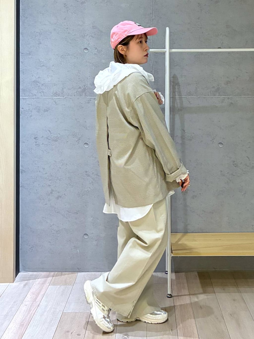 ベージュ系のテーラードジャケット、ホワイト系のシャツ/ブラウスを着用したレディースの春コーディネートの7枚目の写真