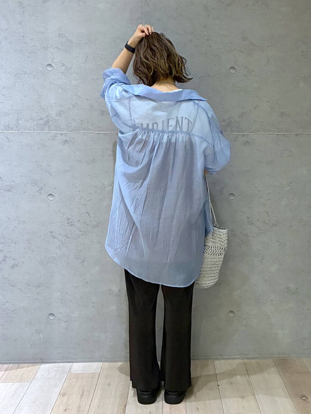 ブルー系のシャツ/ブラウス、ブラウン系のその他パンツ、その他のサンダルを着用したレディースの春コーディネートの4枚目の写真