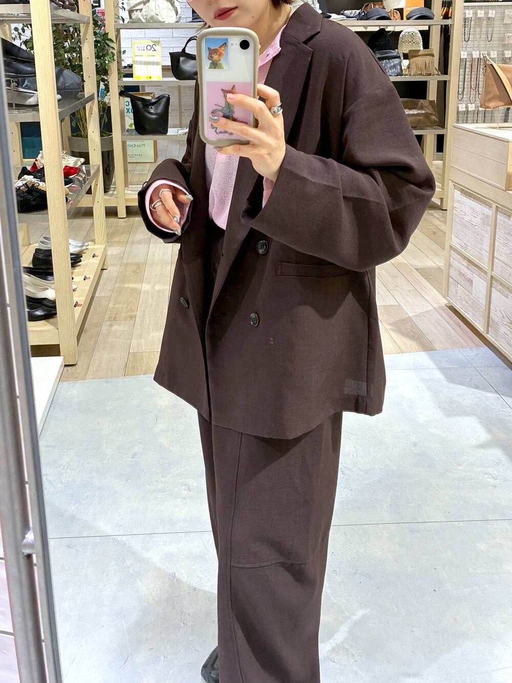 ブラウン系のその他パンツ、ブラウン系のテーラードジャケット、ピンク系のTシャツ/カットソーを着用したレディースの春コーディネートの3枚目の写真
